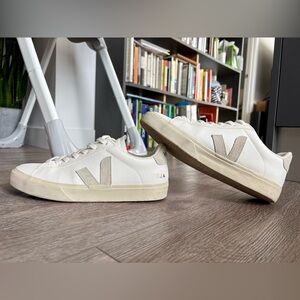 Like-New Veja Campo Unisex Sneaker - Size 41